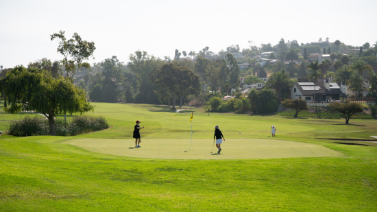 Image of people playing golf in Oceanside near 26Tides