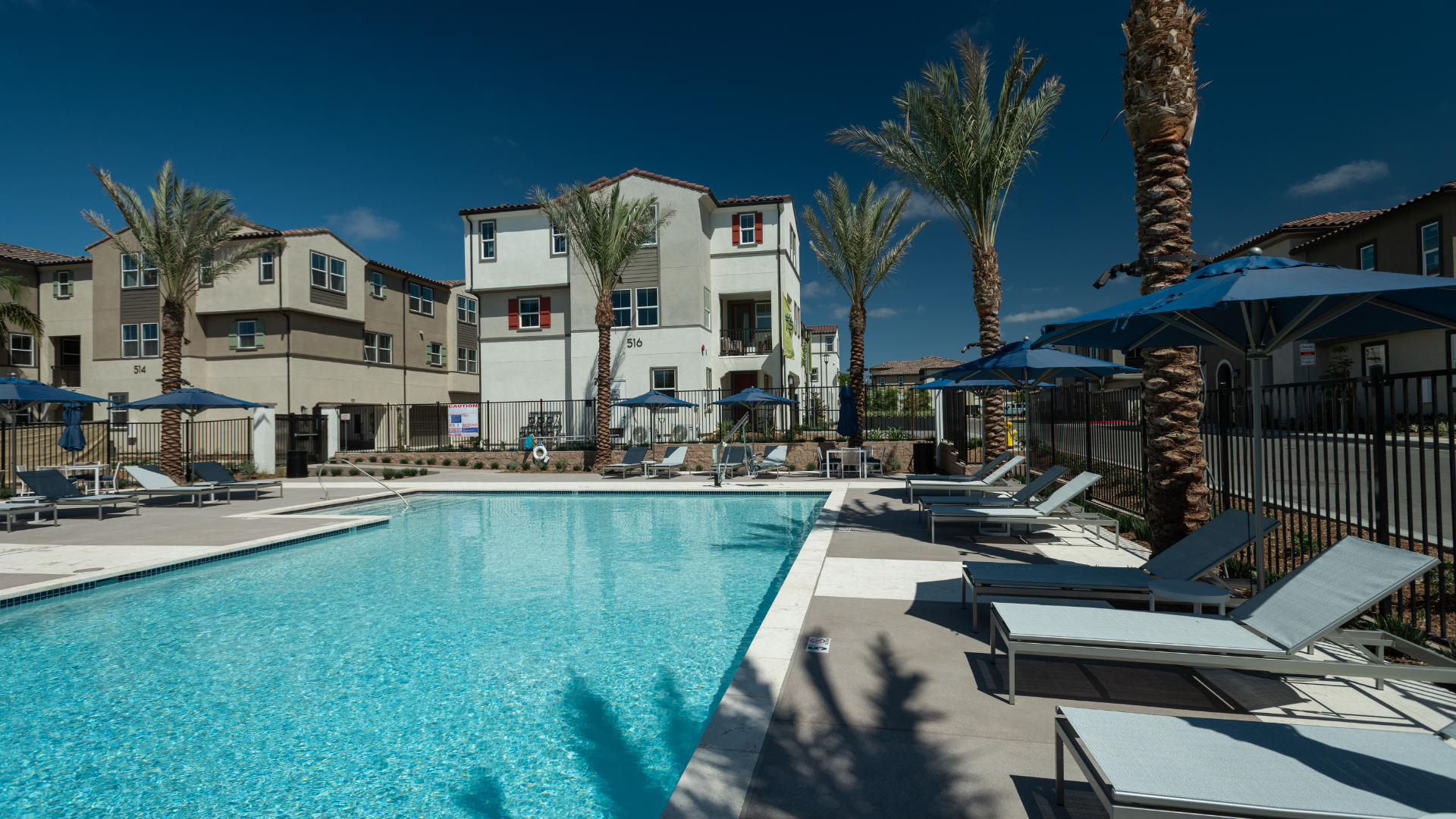 Image of the rec center and pool at Citrus Bay